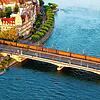 (Archivbild) Ein Güterzug überquert die Alte Rheinbrücke in Konstanz.