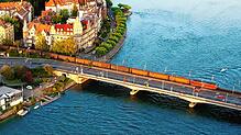 (Archivbild) Ein Güterzug überquert die Alte Rheinbrücke in Konstanz.