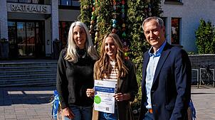 Bürgermeister Michael Schmitt freut sich mit Sandra Sowinski (links) und Alexandra Faller auf die Gewerbeschau. Foto: Götz