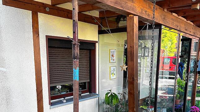 Die Feuerwehr Reichenau sicherte den einsturzgefährdeten Balkon mit einem Bausprieß.