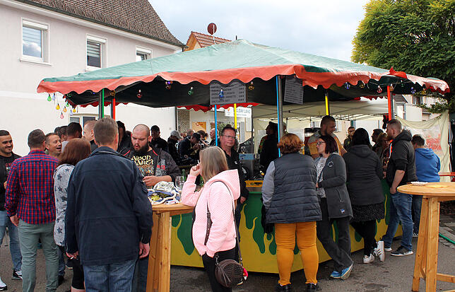 Bild 1: Beim Blumberger Straßenfest war die Stimmung trotz des Regenwetters gut