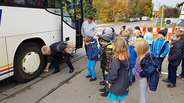 Die Busschule vermitelt den Erstklässlern der Grund- und Werkrealschule Eichberg in Blumberg Sicherheit.