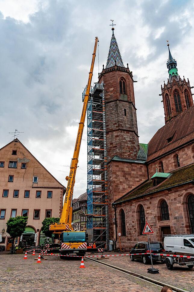 Ein riesiger Kran steht auf dem Münsterplatz, mit dem die Glocke dann transportiert wird.