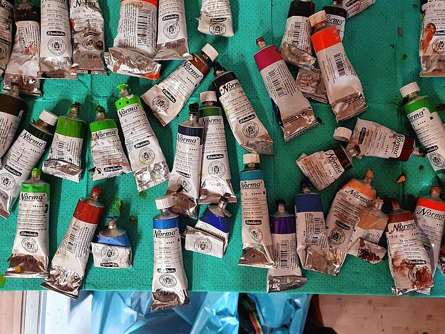 Das Anmischen der Farbe ist ein Geheimnis – auch bei Dominik Schaaf. Hier einige der Zutaten in seinem Atelier.