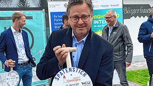 In Owingen geht es zügig voran mit dem Ausbau des schnellen Internets: Bürgermeister Henrik Wengert freut sich. Insgesamt werden in zehn ...