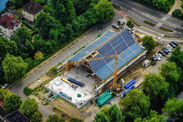 Die neue Scheffelhalle von oben: Der Baufortschritt der Scheffelhalle ist im August 2024 unübersehbar. Mittlerweile steht ein Großteil ...