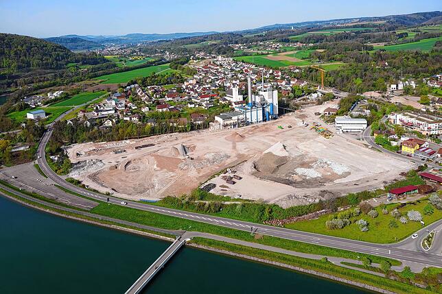 Das weitgehend leegeräumte Areal der Papierfabrik im April 2019. Das Bild wurde in Richtung Nordwesten aufgenommen.