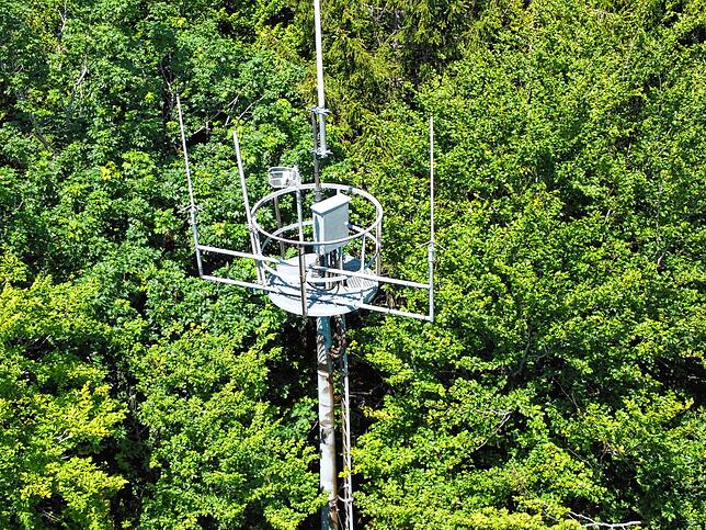 In einer Höhe von 885 Meter ist auf dem Eichberg das neue Amateurfunk-Relais installiert. Die ehemalige Fernsehempfangsantenne mit einer ...