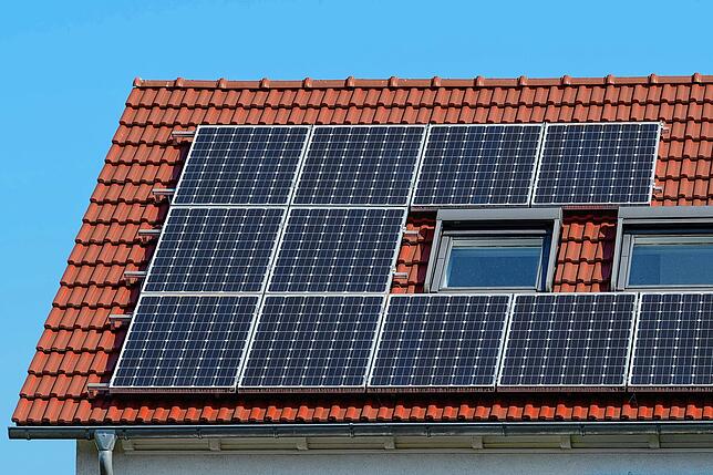 Sonne zum Kühlen: Was viele nicht wissen: Mit einer Wärmepumpe kann man auch Kühlen. Besonders sinnvoll ist es, wenn man dazu auf ...