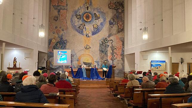 Mehr als 70 Frauen aller Konfessionen feiern den Weltgebetstag der Frauen in der katholischen Kirche St. Georg.Foto: Christine Rösch-Isak