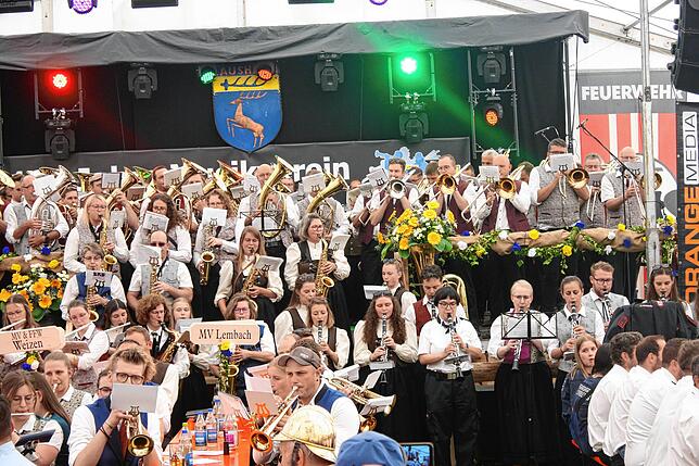 Bild 16: Gute Laune beim Bezirksmusikfest in Lausheim