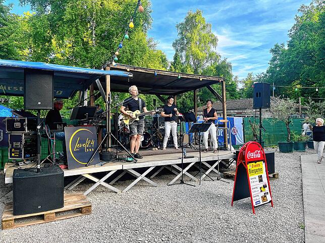 Bild 20: Zurück beim Publikum: Die Bregi House Band liefert ein fulminantes Comeback im Park