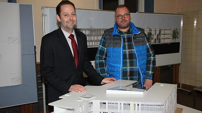 Bürgermeister Michael Klinger und Florian Steinbrenner vom Bauamt (von links) präsentierten bei der Einwohnerversammlung Ende Februar ...