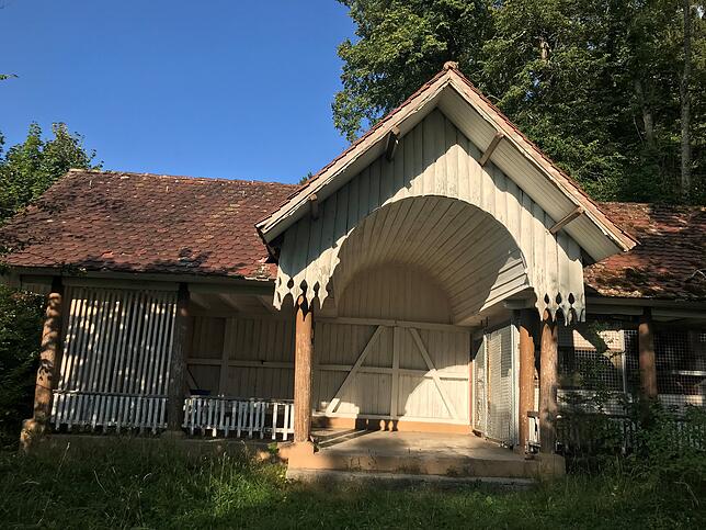 Ein Teil des Geländes um das Haus Hohenbaden ist zugänglich, das meiste jedoch abgesperrt. Seit der Insolvenz gab es einige Pläne für ...