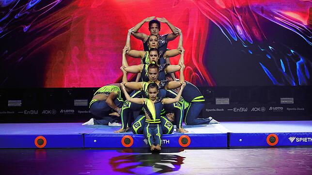 Bild 5: Spektakuläre Auftritte &ndash; Fotos der sportlichen Akteure bei der Turngala in der Schänzlehalle