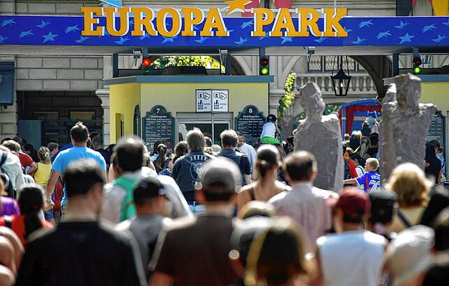 Besuchermassen strömen zum Eingang des Europa-Parks. Gerade bei gutem Wetter ist das ein gewohntes Bild.