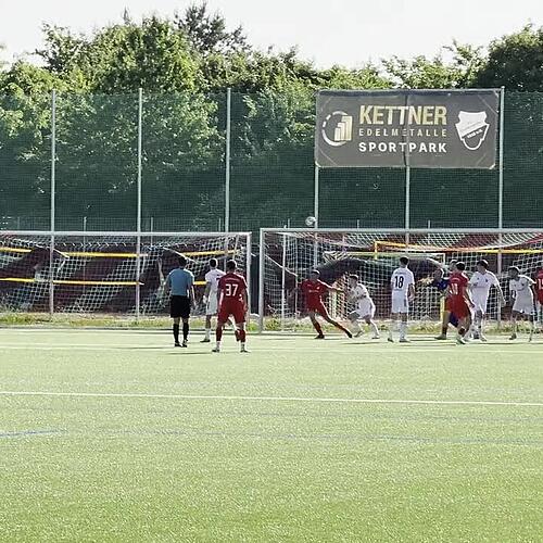 Jonas Gläsemann trifft aus über 70 Metern zum 5:2-Endstand