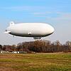 Der neue Zeppelin NT hebt zum Erstflug ab.