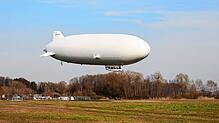 Der neue Zeppelin NT hebt zum Erstflug ab.