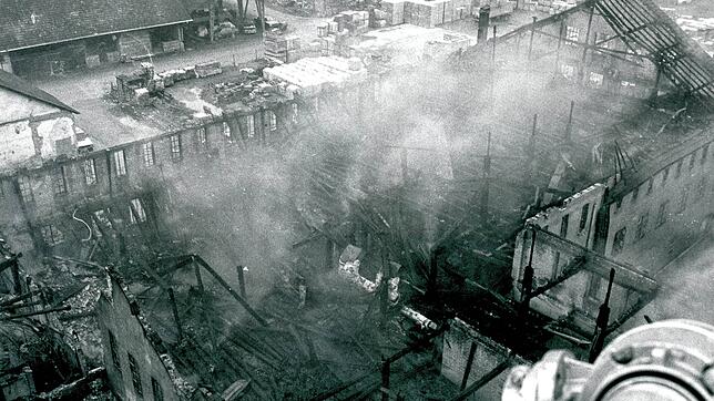 Die alte Ziegelei bei Böhringen ist in der Nacht des 28. Dezembers 1988 komplett niedergebrannt. Mehrere Tage waren die Einsatzkräfte ...