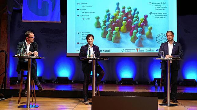 Auf dem Podium zur OB-Wahl in Konstanz 2020: Die Bewerber Uli Burchardt, Luigi Pantisano und Andreas Matt (von links) bei der ...