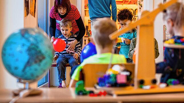 In Rheinfeldens Kitas herrscht teilweise ein Aufnahmestopp, kreative Lösungen sollen dafür Abhilfe schaffen. Bild: Jens Büttner/dpa