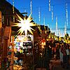Es funkelt und leuchtet beim abendlichen Bummel über den Waldshuter Weihnachtsmarkt.