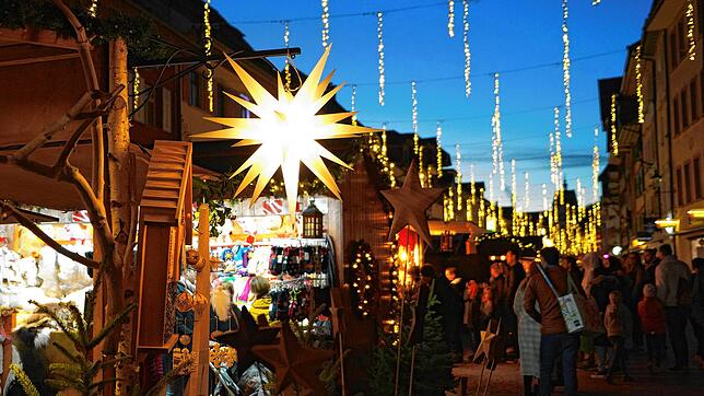 Es funkelt und leuchtet beim abendlichen Bummel über den Waldshuter Weihnachtsmarkt.
