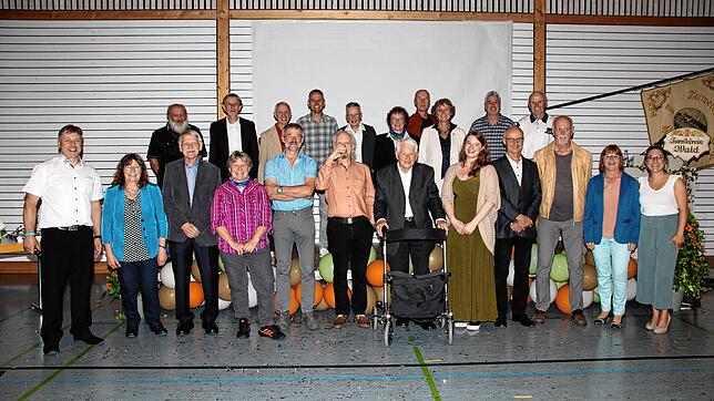 Engagierte Vereinsmitglieder und Säulen des Vereins werden beim Festakt anlässlich des 100-jährigen Bestehens des Turn-und Sportvereins ...
