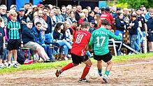 Volles Haus im Hinterhag: Rund 400 Zuschauer kamen zum SV Häg-Ehrsberg, der den Nachbarn FC Zell zum ersten Pflichtspiel der ...
