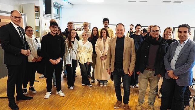 Zahlreiche Schülerinnen und Schüler der der Robert-Gerwig-Schule in Singen nehmen an der Eröffnungsveranstaltung zur Ausstellung „Ein ...