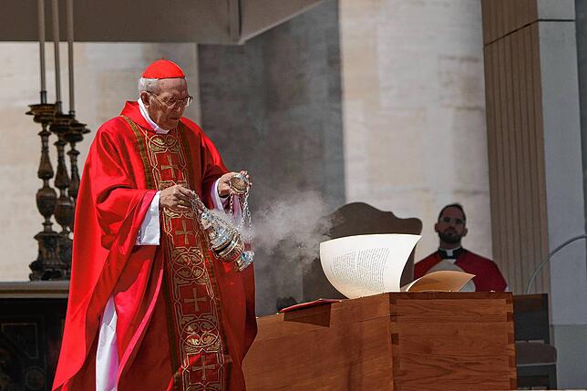 Der Dekan des Kardinalskollegiums Giovanni Battista Re streut Weihrauch um den Sarg von Papst Franziskus während seiner Beerdigung auf ...