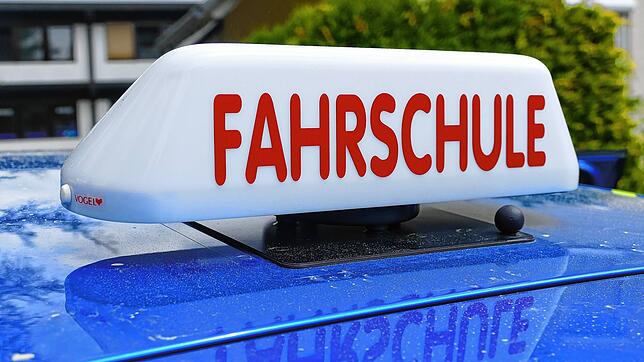Die Fahrschulen hierzulande (hier ein Symbolbild) sehen sich zunehmend mit Betrugsversuchen konfrontiert. Sowohl in der Theorie- und ...
