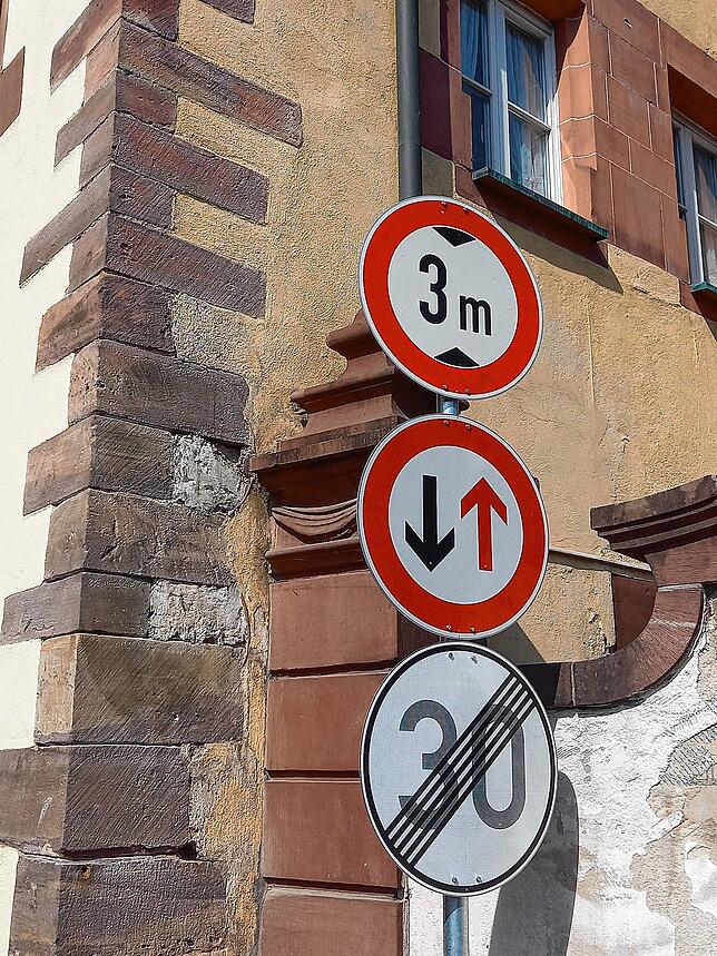 An mangelnden Hinweis-Schildern kann es nicht liegen, dass immer wieder Lastwagenfahrer am Mühlentor hängen bleiben.