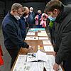Die Räte nehmen rege am Bemusterungstermin für die Auswahl der Materialien teil.