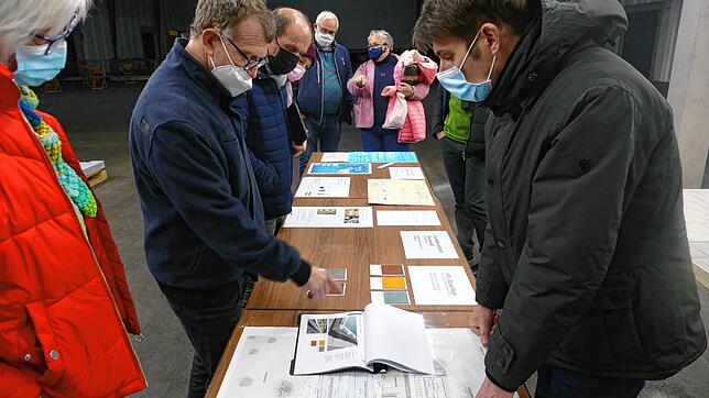 Die Räte nehmen rege am Bemusterungstermin für die Auswahl der Materialien teil.