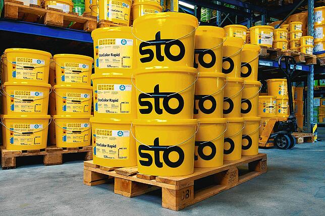 Klassische Farbeimer von Sto. Das Unternehmen gehört zu den Premium-Ausrüstern der Bauindustrie.