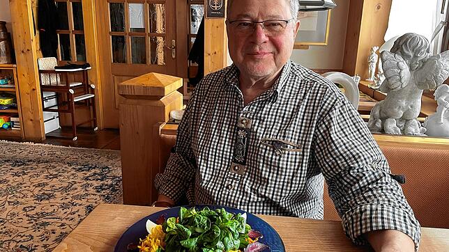 Gastronom Paul Späne hatte bis vor kurzem noch das Gericht &bdquo;Nüsslisalat in feiner Vinaigrette garniert mit geräucherter ...
