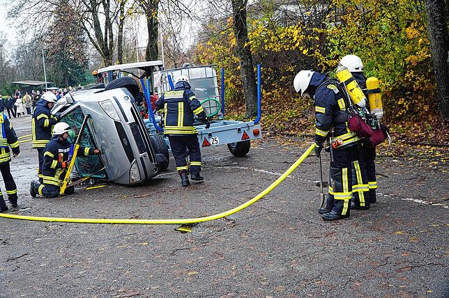 Ein umgekipptes Fahrzeug ist Teil der Übung.