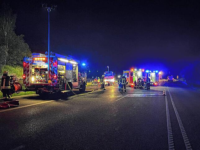 An der Unfallstelle liefen aus dem Fahrzeug Flüssigkeiten aus, die von der Feuerwehr sicher beseitigt werden mussten.