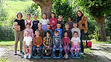 Die Klasse 1b der Schellenbergschule in Hausen vor Wald mit der Klassenlehrerin Monika Opferkuch und der Lehreranwärterin Julia Seiler