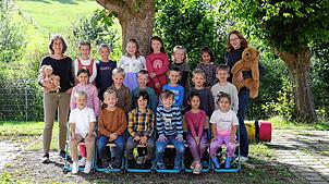 Die Klasse 1b der Schellenbergschule in Hausen vor Wald mit der Klassenlehrerin Monika Opferkuch und der Lehreranwärterin Julia Seiler