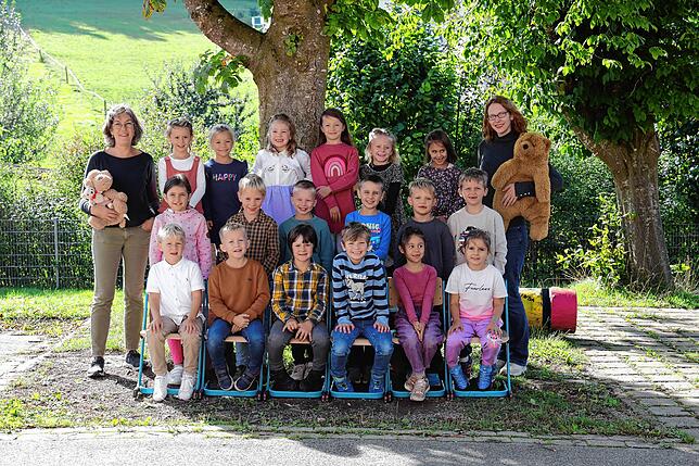 Die Klasse 1b der Schellenbergschule in Hausen vor Wald mit der Klassenlehrerin Monika Opferkuch und der Lehreranwärterin Julia Seiler