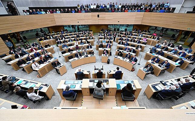 Unser Symbolbild zeigt die Abgeordneten 2023 bei einer Landtagsdebatte. Nach der nächsten Landtagswahl könnten es im Plenarsaal zu eng ...