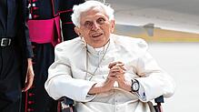 Der eremitierte Papst Benedikt XVI. befindet sich laut seinem Privatsekretär Georg Gänswein auf dem Weg der Besserung.