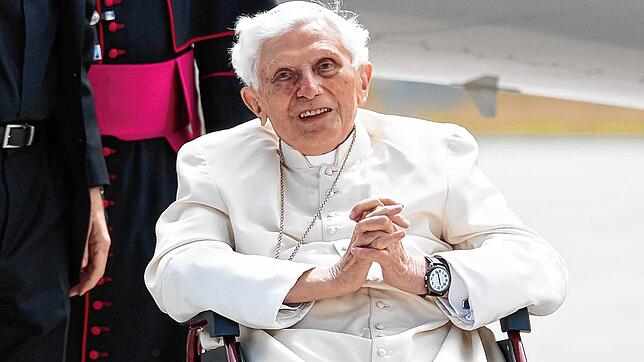Der eremitierte Papst Benedikt XVI. befindet sich laut seinem Privatsekretär Georg Gänswein auf dem Weg der Besserung.