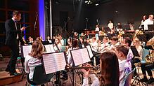 Das Jugendorchester &bdquo;Alhegro&ldquo; mit Dirigent Christoph Nufer zeigte beim Jahreskonzert des Musikvereins Herdwangen sein ganzes ...