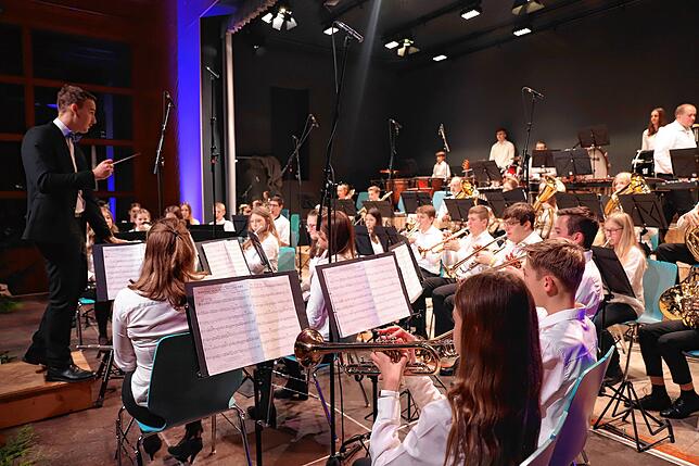 Das Jugendorchester „Alhegro“ mit Dirigent Christoph Nufer zeigte beim Jahreskonzert des Musikvereins Herdwangen sein ganzes ...