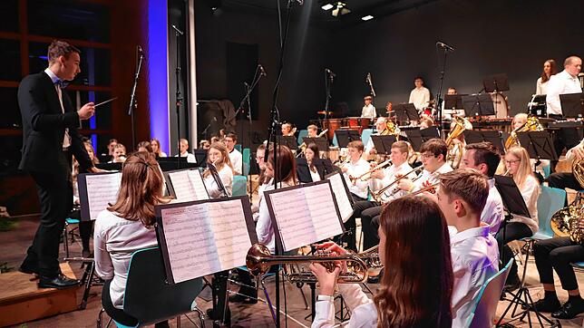 Das Jugendorchester &bdquo;Alhegro&ldquo; mit Dirigent Christoph Nufer zeigte beim Jahreskonzert des Musikvereins Herdwangen sein ganzes ...
