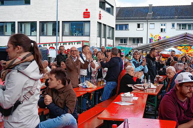 Bild 6: Stadtmusik Tiengen spielt zum Abschluss des Schwyzertags: Das sind die Bilder